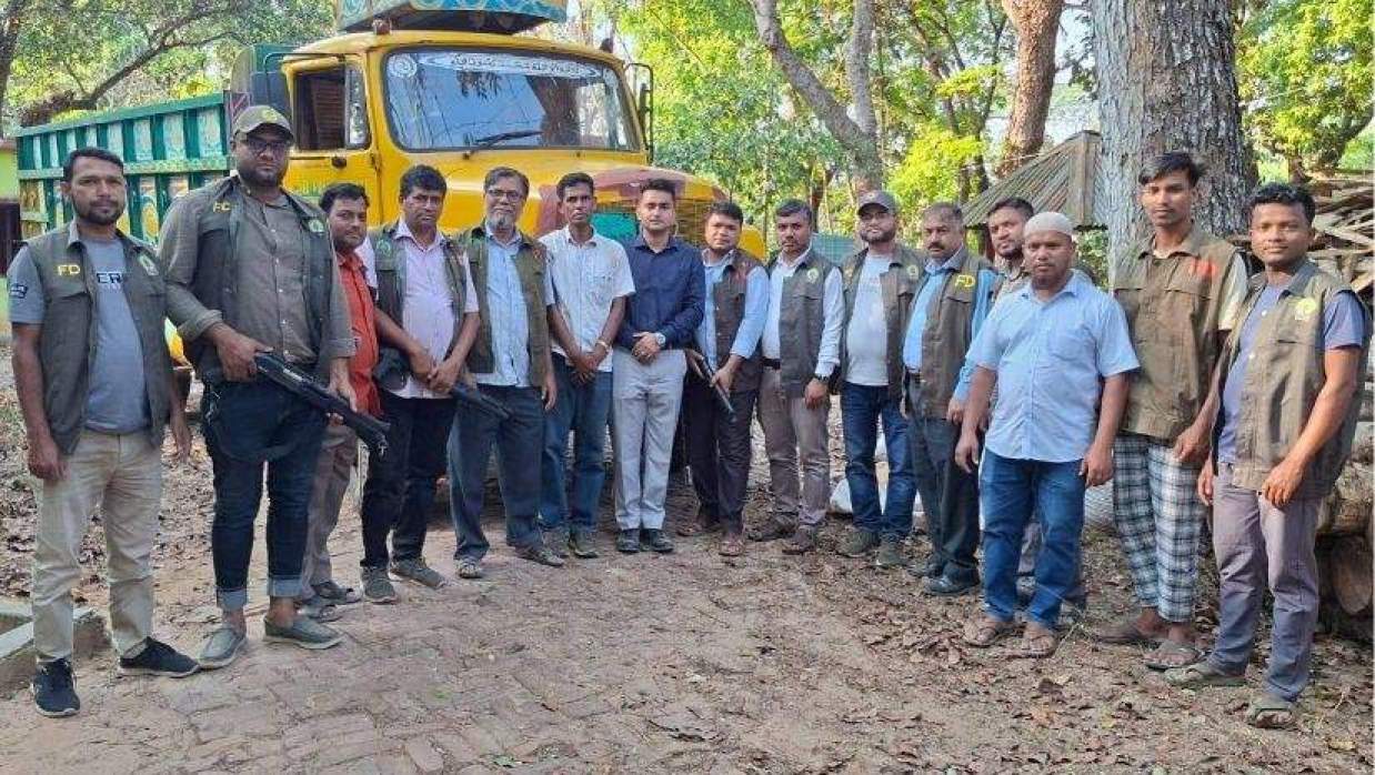 বনবিভাগের অভিযানে অবৈধ বালু ভর্তি দুটি ট্রাক জব্দ