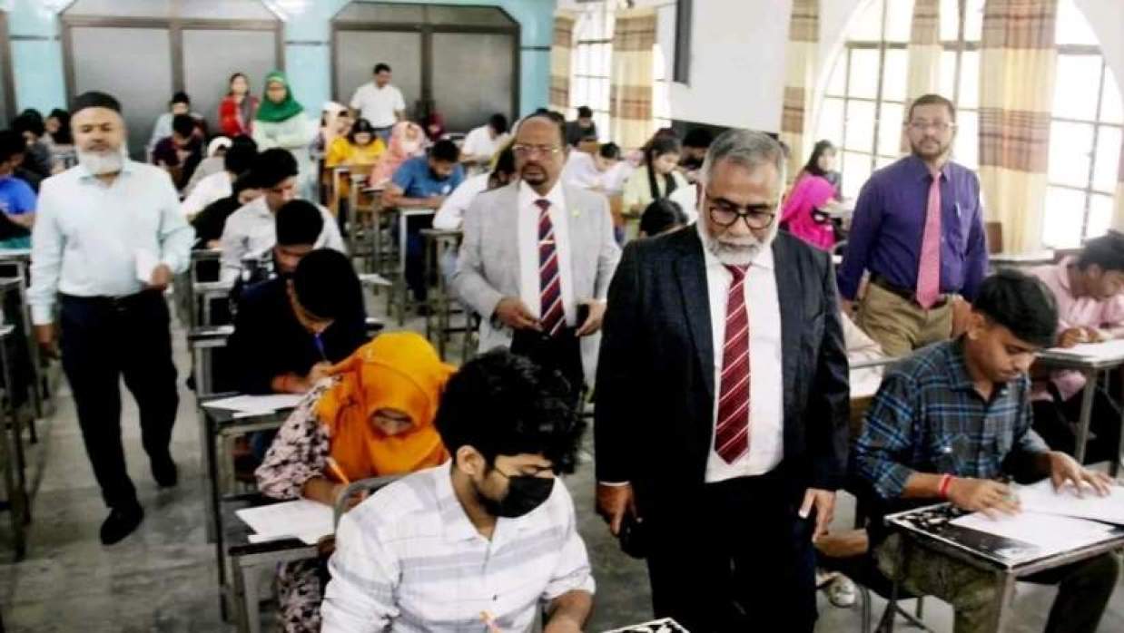  পরিদর্শনে উপাচার্য