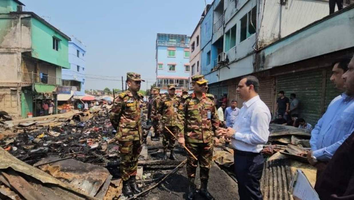 দীঘিনালার ভয়াবহ অগ্নিকাণ্ড: ক্ষতিগ্রস্তদের পাশে সেনাবাহিনী, পুনর্বাসনের আশ্বাস