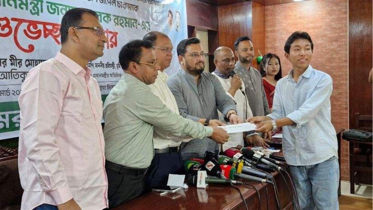 ঢাবিতে উত্তীর্ণ জপেলকে উপহার