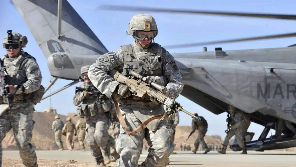 রণতরী থেকে উড্ডয়নের অপেক্ষায় থাকা মার্কিন যুদ্ধবিমান