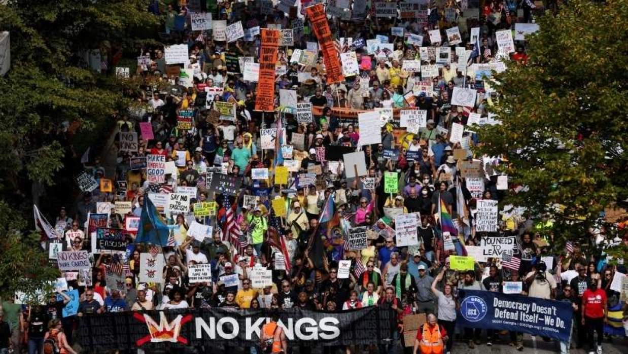 ট্রাম্পের বিতর্কিত পদক্ষেপের প্রতিবাদ, যুক্তরাষ্ট্রের ইতিহাসে কি রেকর্ড গড়তে যাচ্ছে ‘নো কিংস’ বিক্ষোভ?