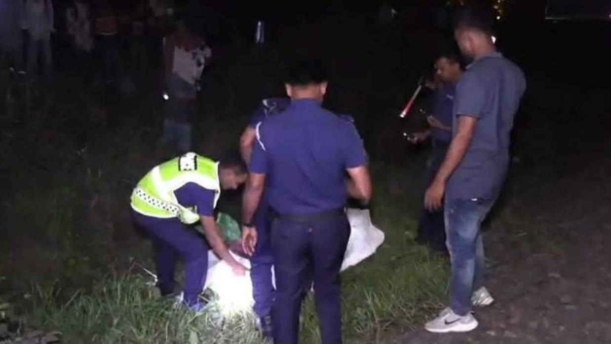 বাসের তেল শেষ হওয়ায় রেললাইনে বসে ছিলেন যাত্রীরা, মুহুর্তেই শেষ একটি পরিবার