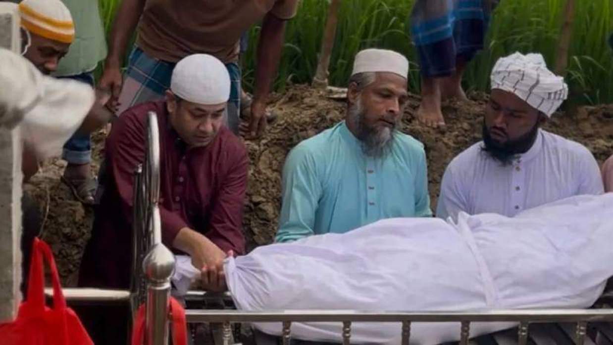 মরদেহের পাশে তথ্য ও সম্প্রচার প্রতিমন্ত্রী ইয়াসের খান চৌধুরী