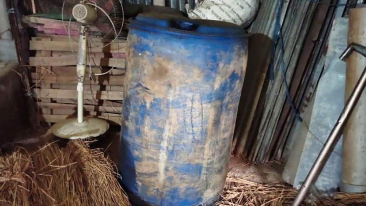  বিএনপি নেতার বাড়িতে মজুদ তেল 