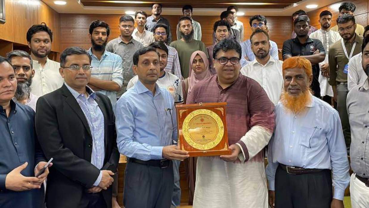 ডাক, টেলিযোগাযোগ ও তথ্যপ্রযুক্তি মন্ত্রণালয় এবং বিজ্ঞান ও প্রযুক্তি মন্ত্রণালয়ের উপদেষ্টা রেহান আসিফ আসাদ সম্মাননা স্মারক দেওয়া হচ্ছে