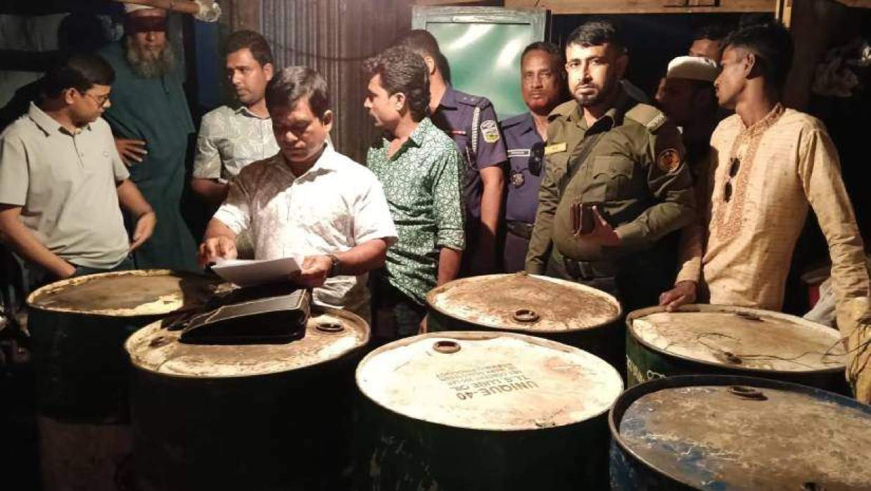 গুদাম ঘরে অবৈধভাবে ড্রামে মজুত করে রাখা পেট্রোল