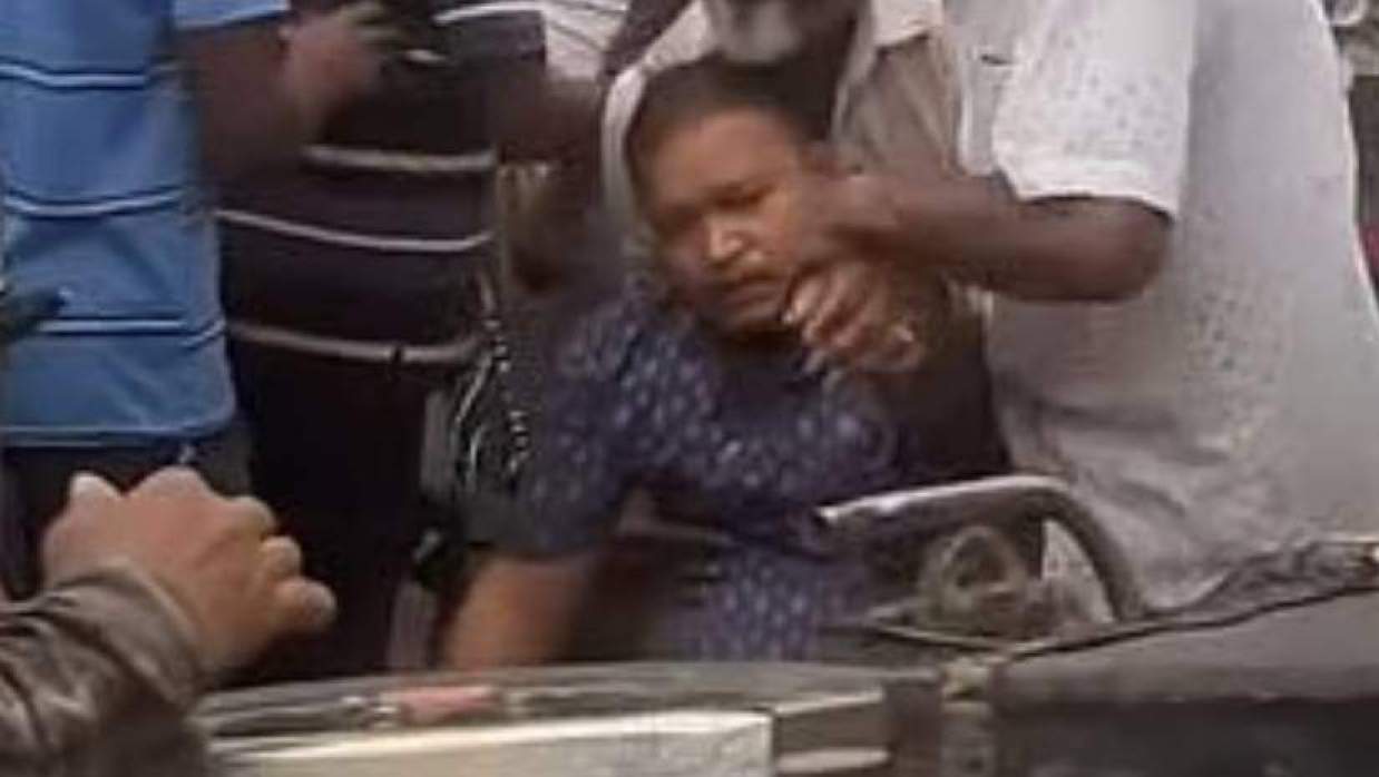 আহত একজনকে উদ্ধার করেন স্থানীয় লোকজন