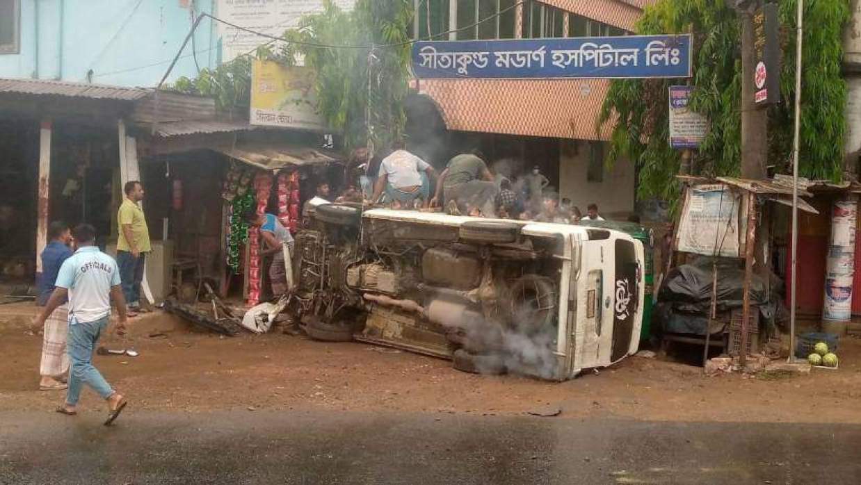 উল্টে যাওয়া মাইক্রোবাস