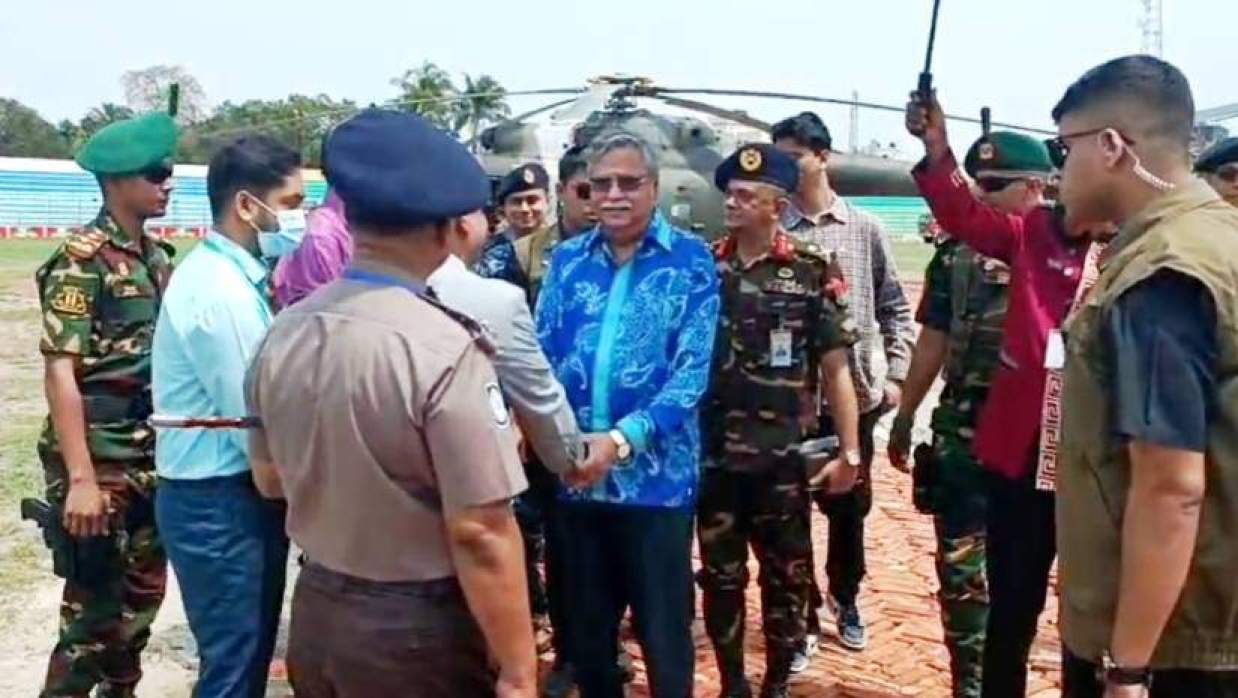 পাবনায় পৌঁছার পর রাষ্ট্রপতি মো. সাহাবুদ্দিনকে ফুল দিয়ে বরণ করে নেওয়া হয়। শনিবার দুপুরে পাবনা স্টেডিয়ামে