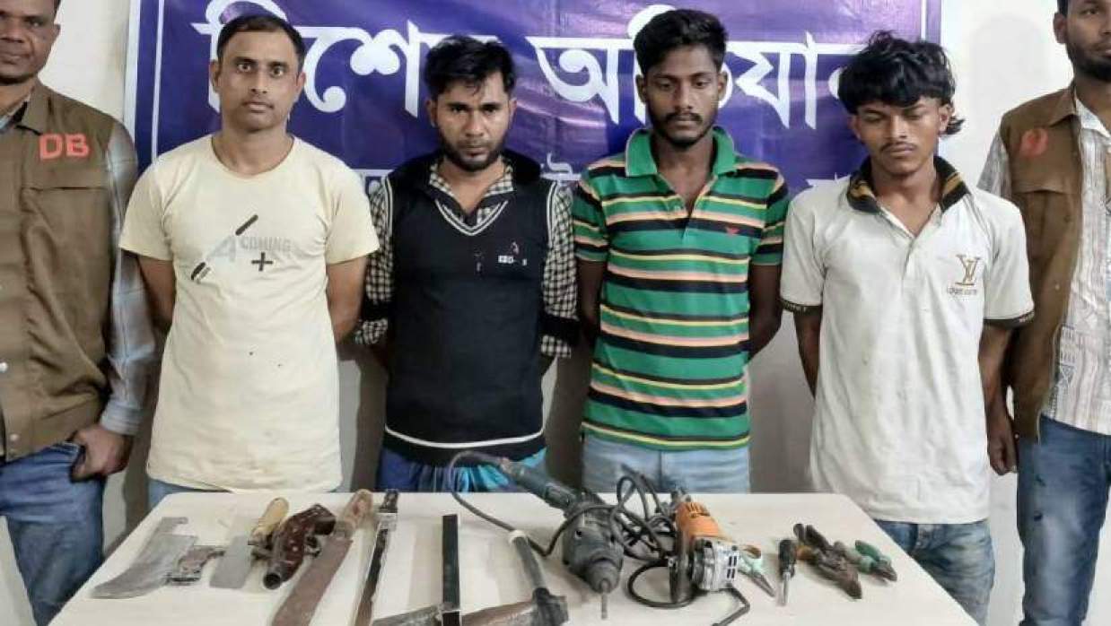 গ্রেপ্তার চারজন