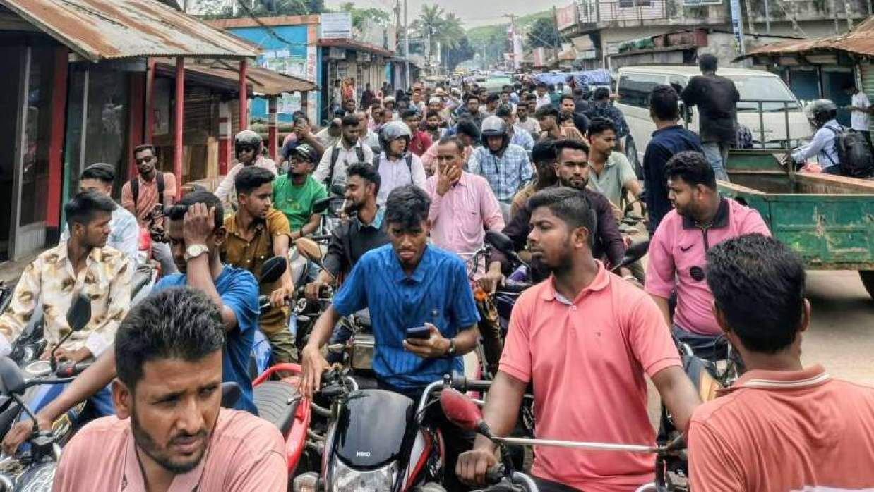 পেট্রোল নিতে মোটরসাইকেলচালকদের দীর্ঘ সারি