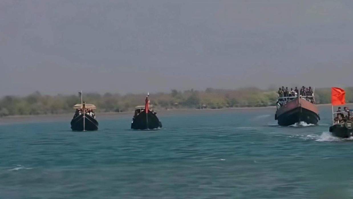 বাংলাদেশের জলসীমায় মাছ ধরছেন জেলেরা 