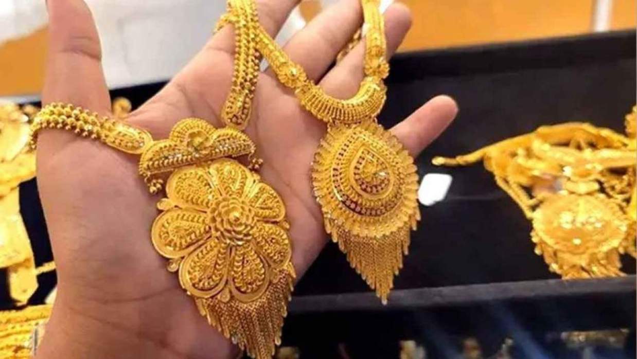 দেশের বাজারে সোনার দাম আবারও বাড়ানো হয়েছে।