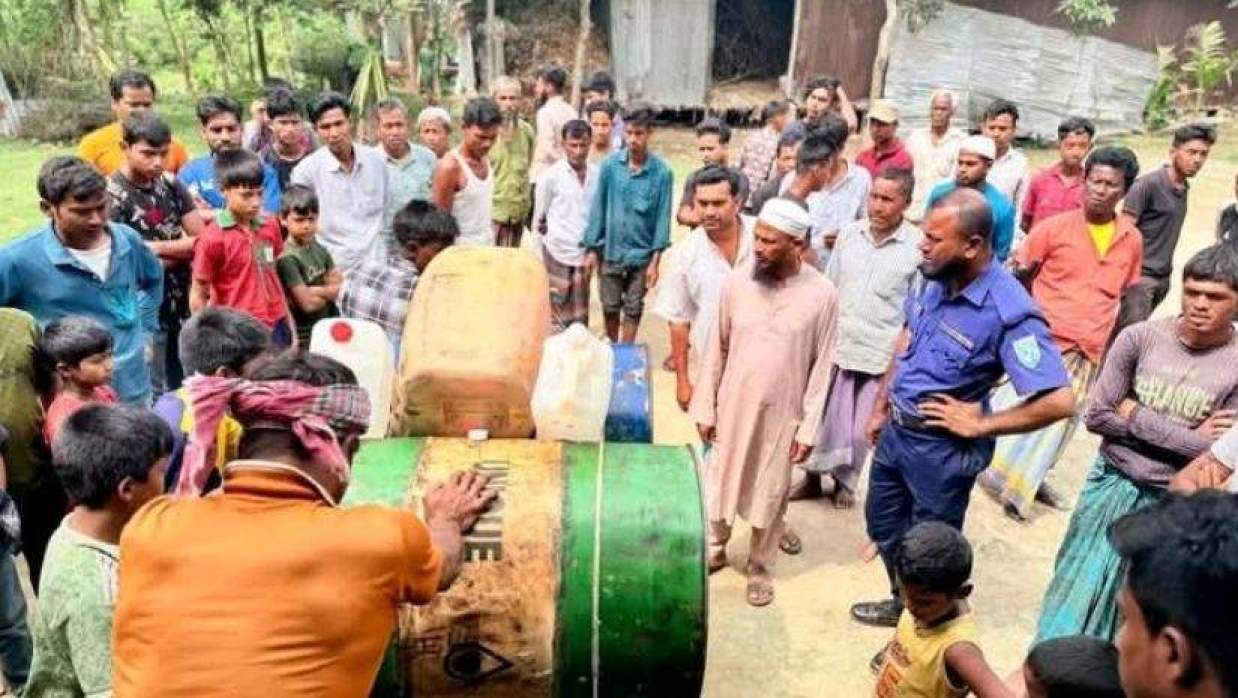দিনাজপুরের বীরগঞ্জ উপজেলায় ভ্রাম্যমাণ আদালত পরিচালনা করে মজুদ তেল উদ্ধার করা হয়।