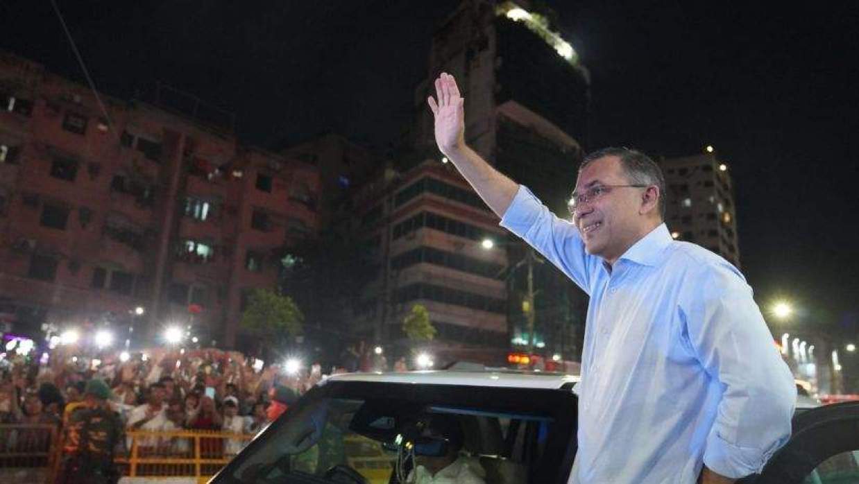 নয়াপল্টন কার্যালয়ে পৌঁছে নেতাকর্মীদের হাত নেড়ে শুভেচ্ছা জানাচ্ছেন প্রধানমন্ত্রী তারেক রহমান