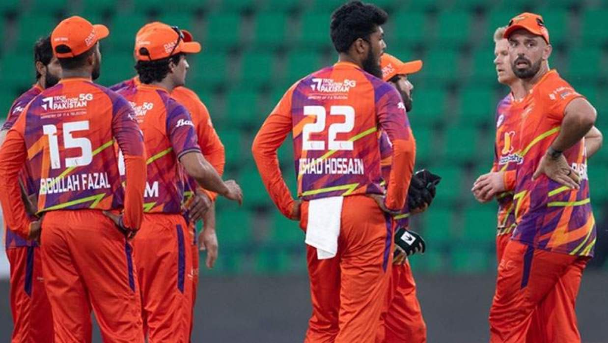 দলের সঙ্গে রিশাদ 