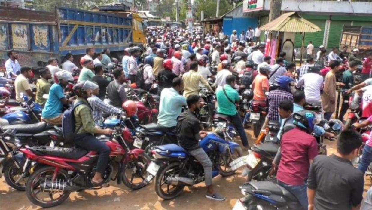 কুড়িগ্রামে তেল নিতে মোটরসাইকেল চালকদের দীর্ঘ লাইন