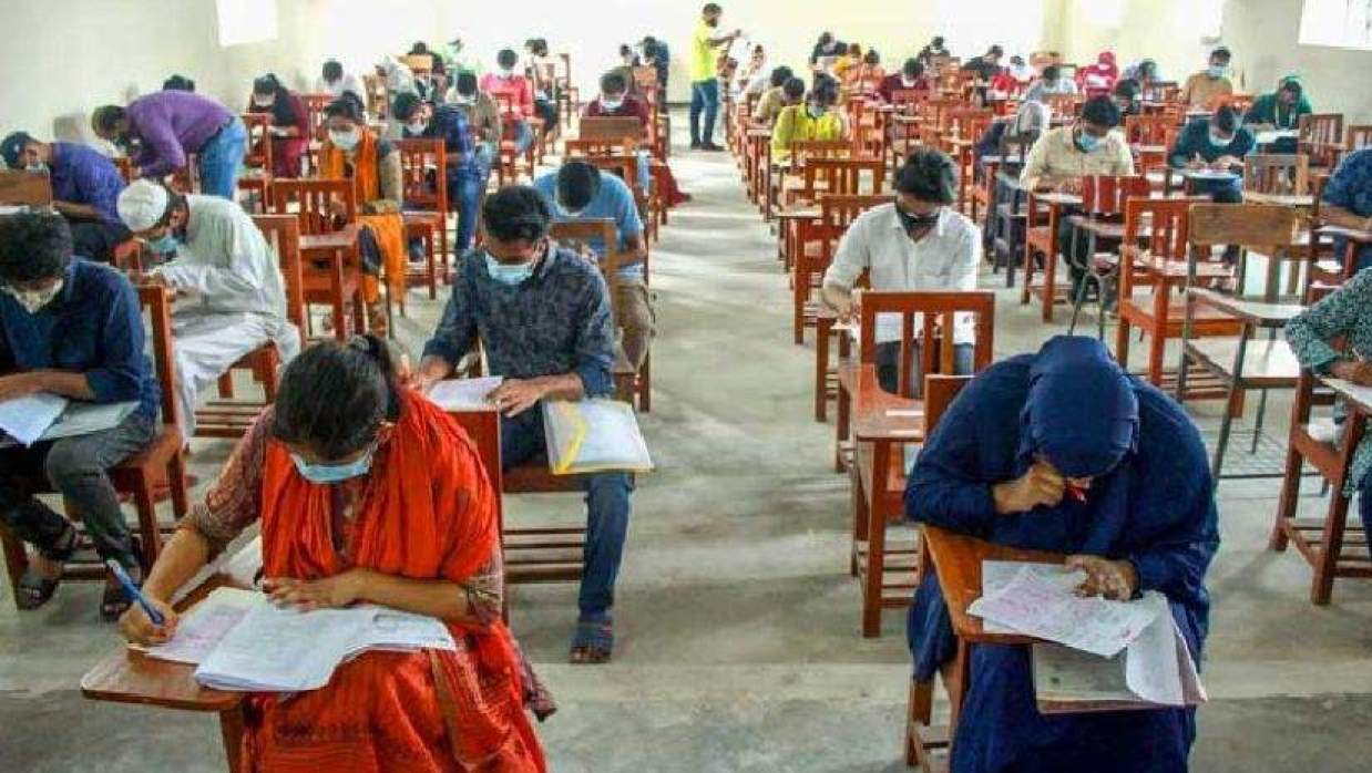 ভর্তি পরীক্ষা দিচ্ছেন ভর্তিচ্ছুরা