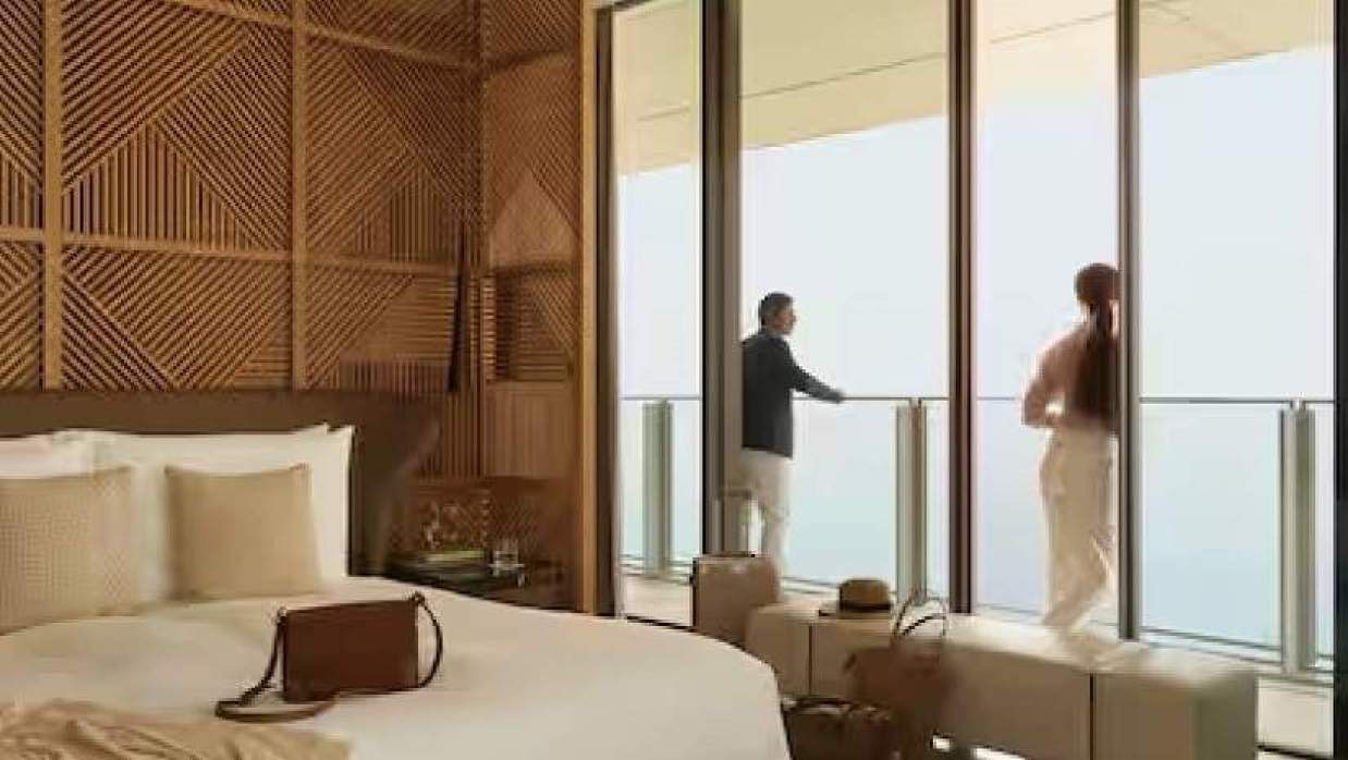 হোটেলে থেকে বছরে ১৪ লাখ টাকা বাঁচিয়েছেন এক দম্পতি