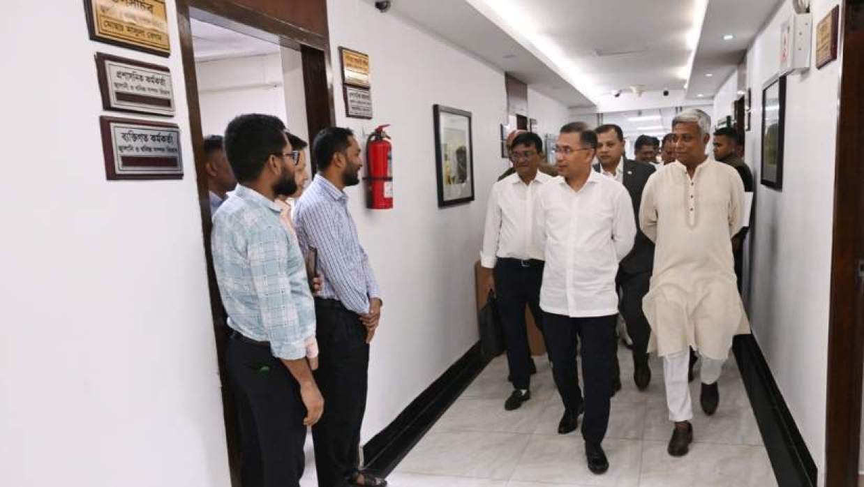 সচিবালয়ের বিভিন্ন দফতরে আকস্মিক সফরে প্রধানমন্ত্রী