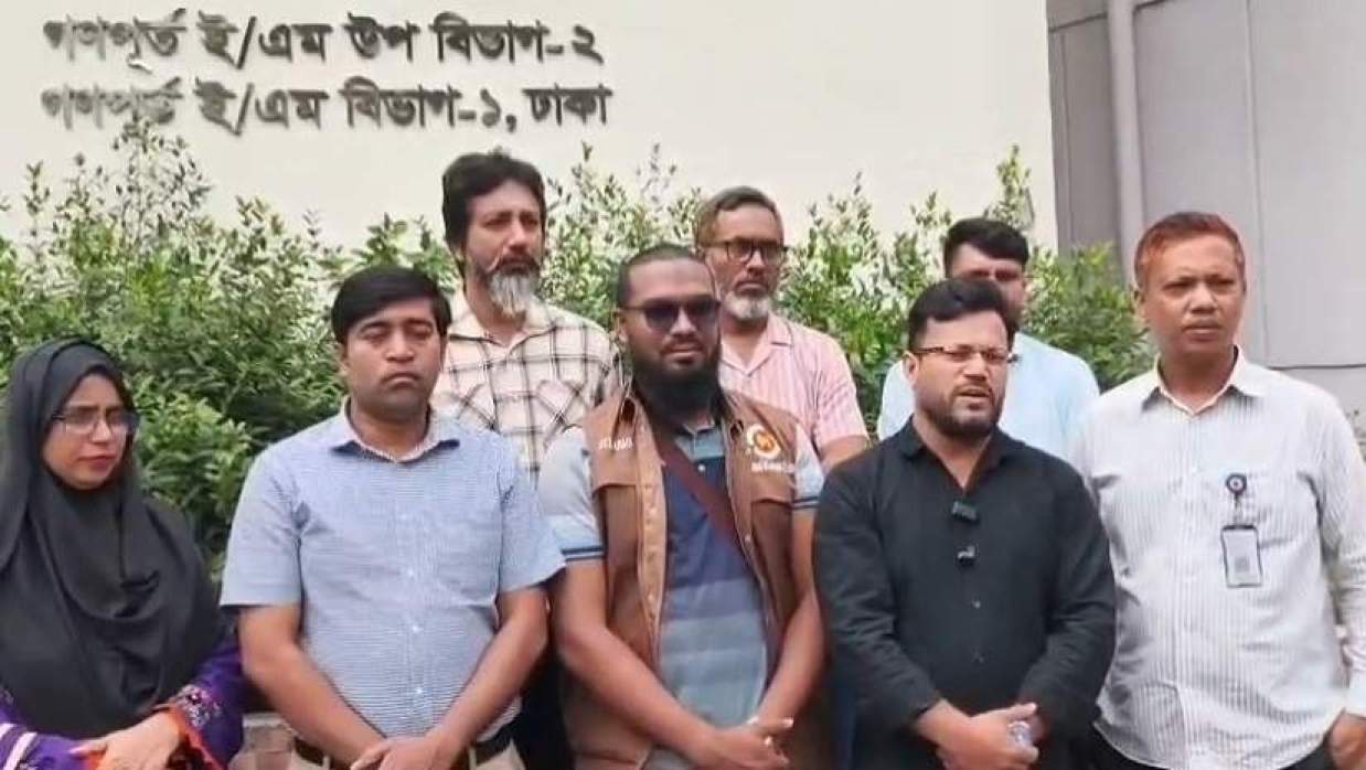 প্রধানমন্ত্রীর সাক্ষাৎ চেয়ে আবেদন করার পর বাংলাদেশ সরকারি কর্মকর্তা-কর্মচারী কল্যাণ সমিতির আহবায়ক আবদুল মালেকসহ নেতারা