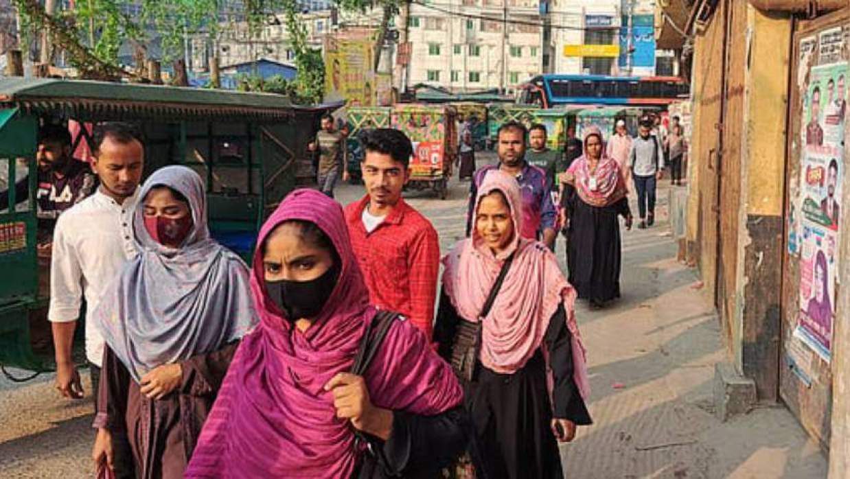 কর্মস্থলে যাচ্ছেন পোশাকশ্রমিকরা