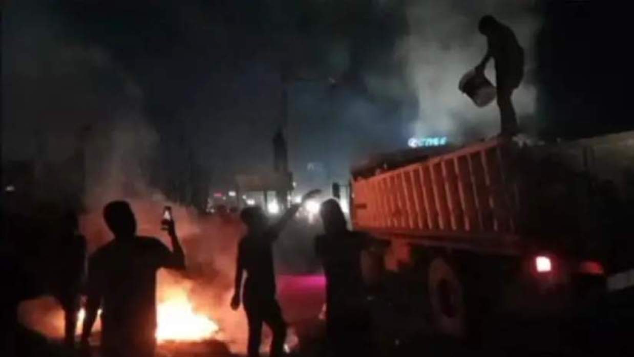 মহাসড়কে চলন্ত ট্রাকে আগুন