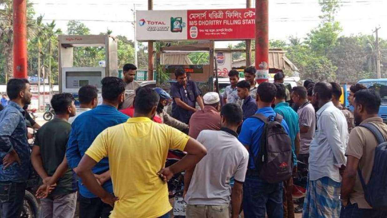 জ্বালানির জন্য মোটরসাইকেলচালকদের ভিড়