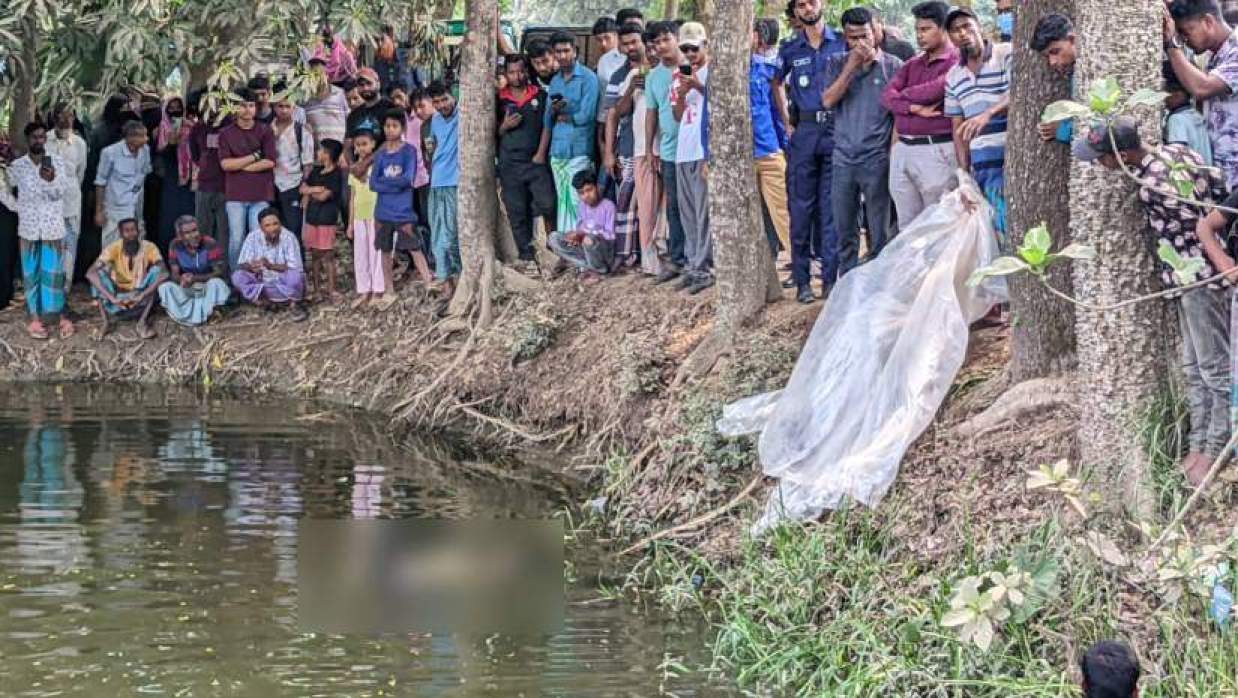 পুকুরে ভাসছে মরদেহ