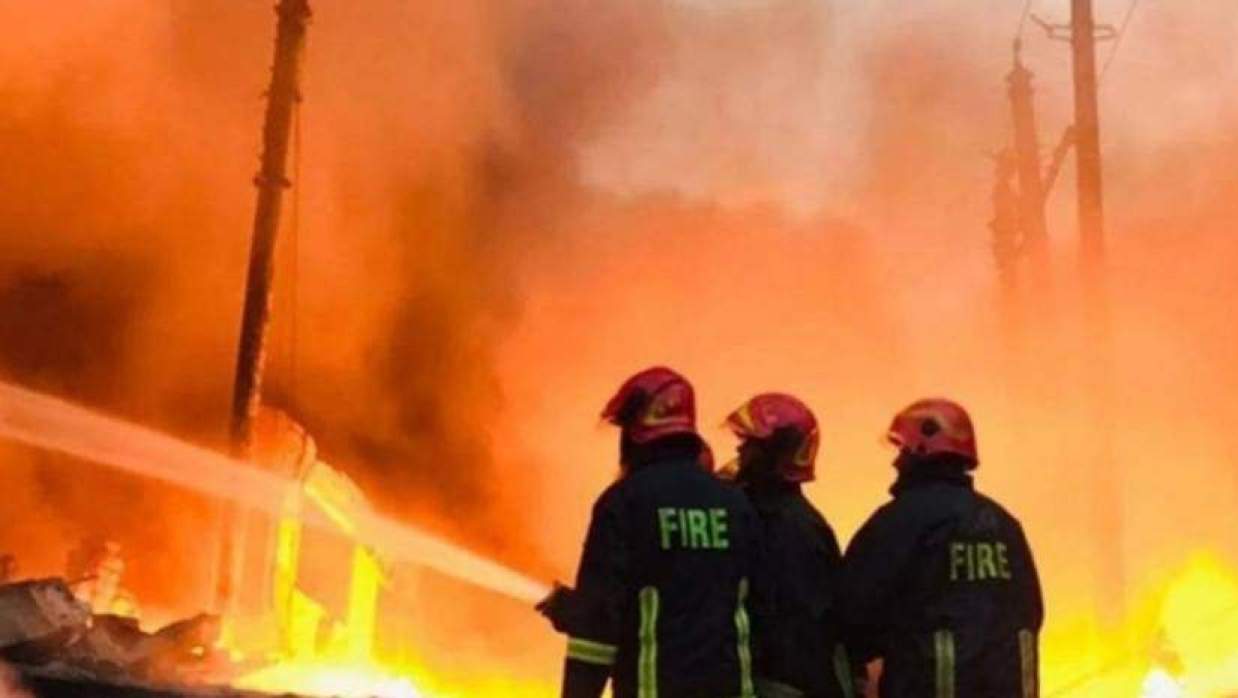 আগুন নিয়ন্ত্রণে আনার কাজ করছে ফায়ার সার্ভিস