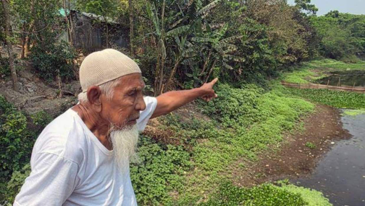 খাল দেখাচ্ছেন এক বয়স্ক ব্যক্তি