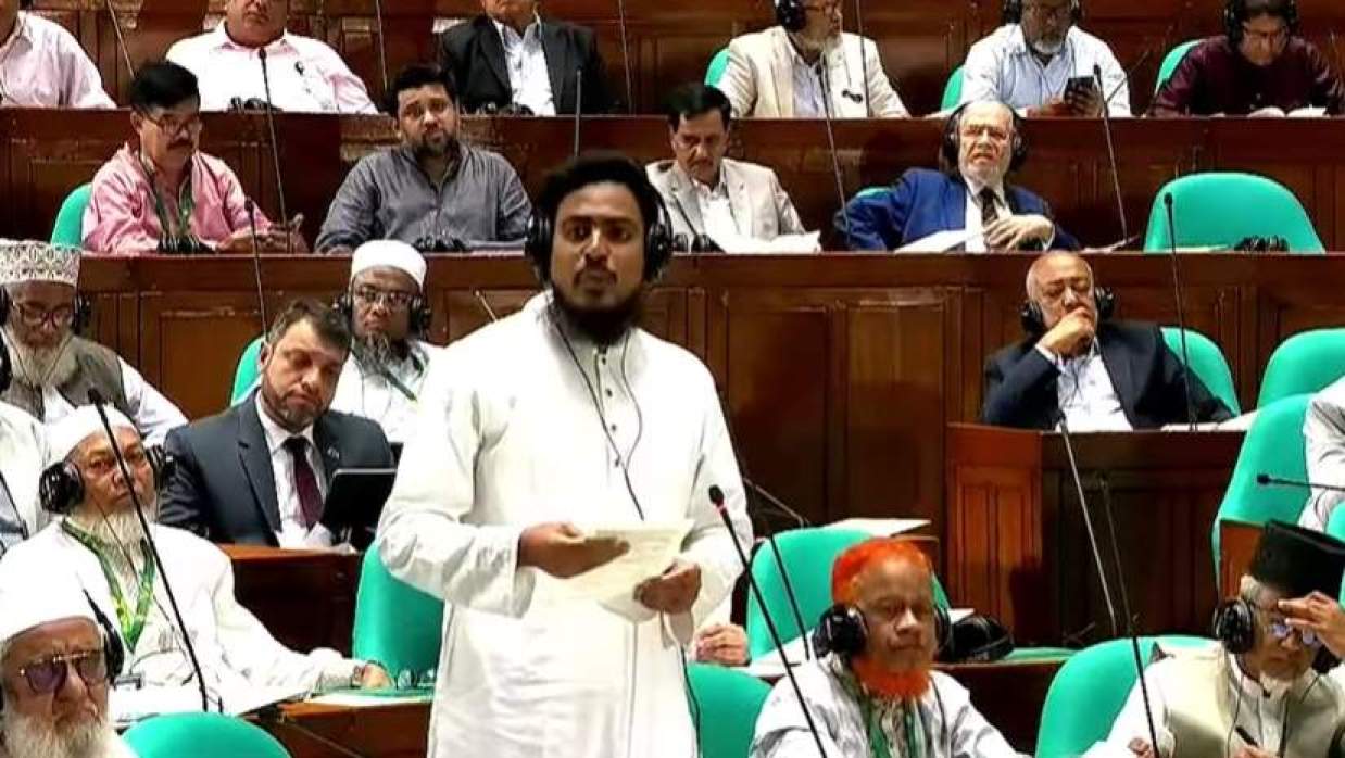 সংসদে বক্তব্য রাখছেন আখতার হোসেন