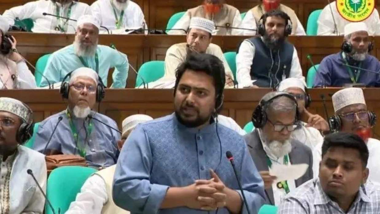সংসদে  বক্তব্য রাখেন নাহিদ ইসলাম