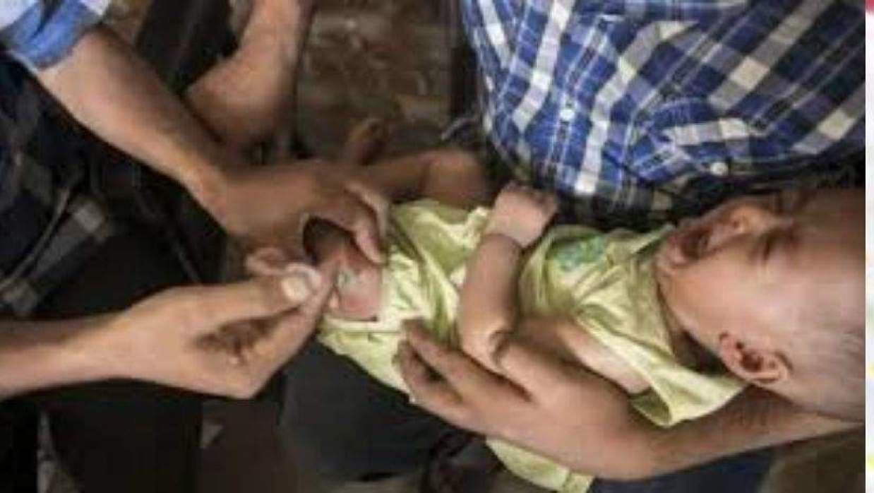 শিশুকে হামের ভ্যাক্সিন দেওয়া হচ্ছে