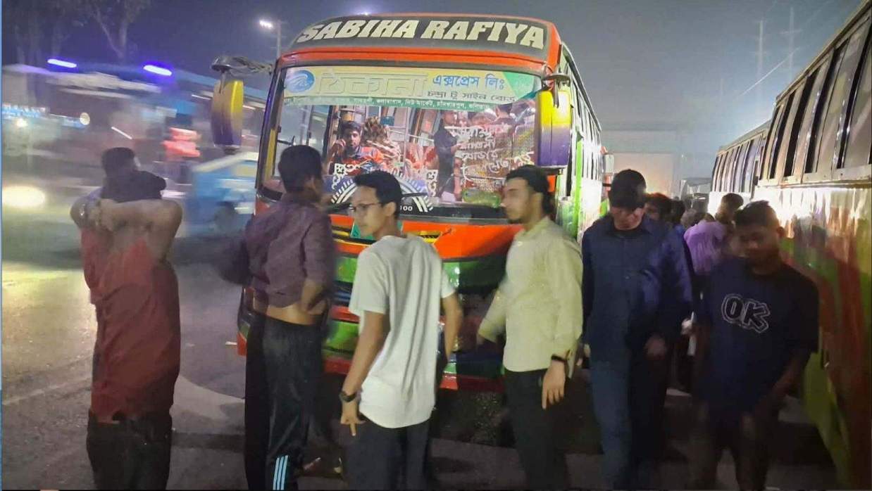 অভিযুক্ত ঠিকানা পরিবহনের বাস আটক করে সংক্ষুদ্ধ শিক্ষার্থীরা