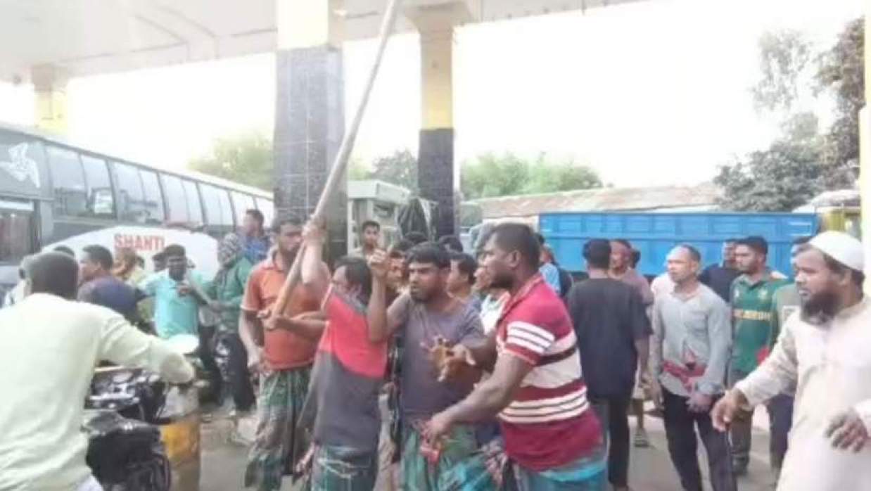 লালমনিরহাটে জ্বালানি তেল নেওয়াকে কেন্দ্র করে ‘ফাতেমা ফিলিং স্টেশনে’ দুই পক্ষের সংঘর্ষের ঘটনা ঘটে
