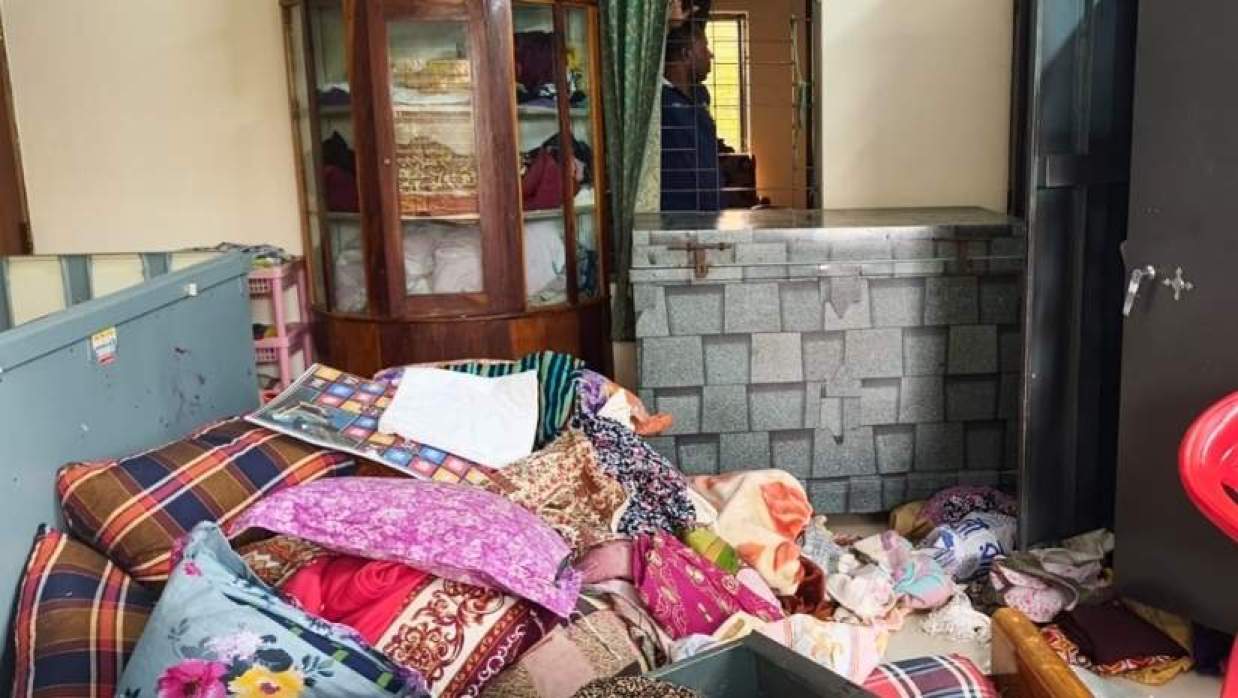 ফিলিং স্টেশন মালিকের বাড়ি থেকে স্বর্ণালংকার ও মোটরসাইকেলের তেল লুট