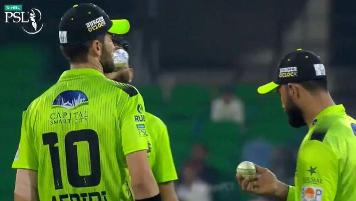 রউফের সঙ্গে কথা বলছিলেন শাহীন ও ফখর