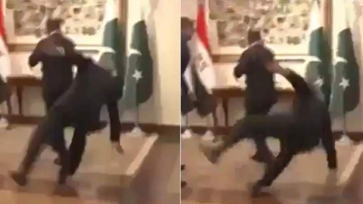 পা পিছলে পড়ে গেলেন পাকিস্তানি পররাষ্ট্রমন্ত্রী, ভিডিও ভাইরাল