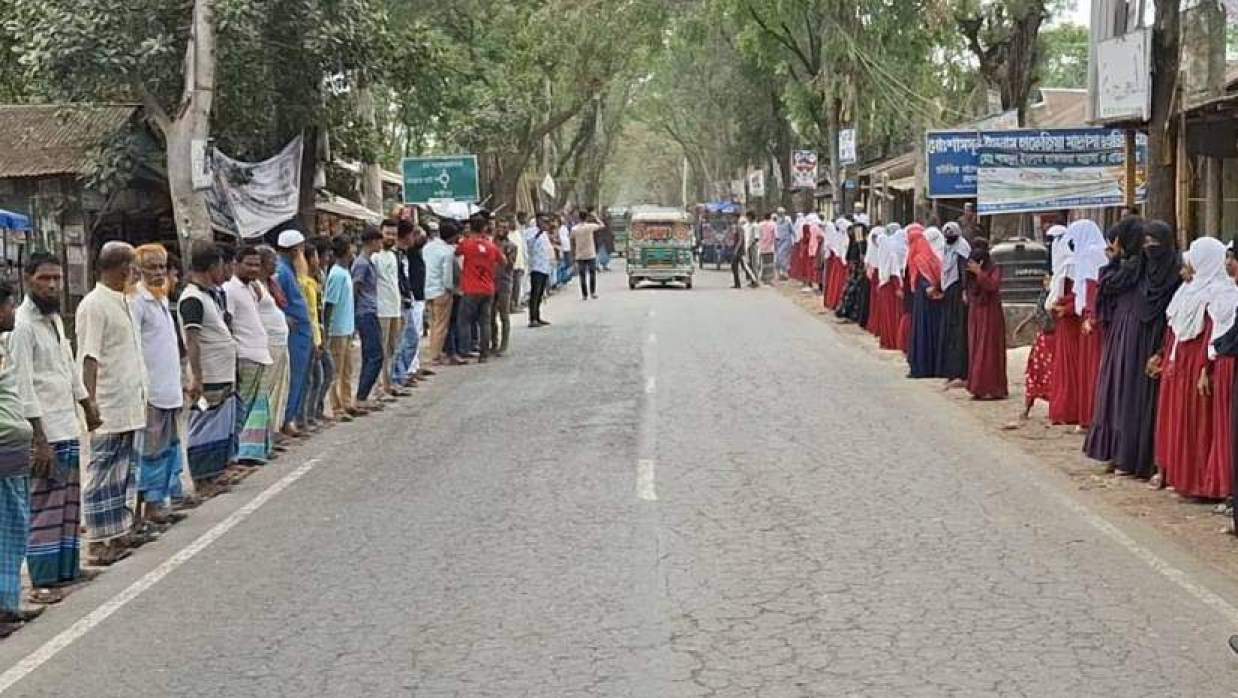 লক্ষ্মীপুরে ইটভাটা ও অবৈধ ট্রাক্টর বন্ধের দাবিতে মানববন্ধন