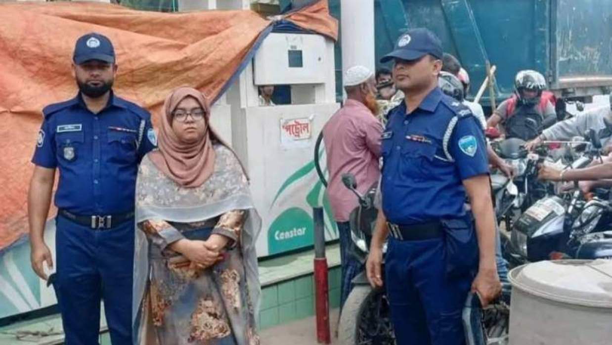 লক্ষ্মীপুরে ফিলিং স্টেশন ও বাস সার্ভিসে অনিয়ম, ভ্রাম্যমাণ আদালতের জরিমানা