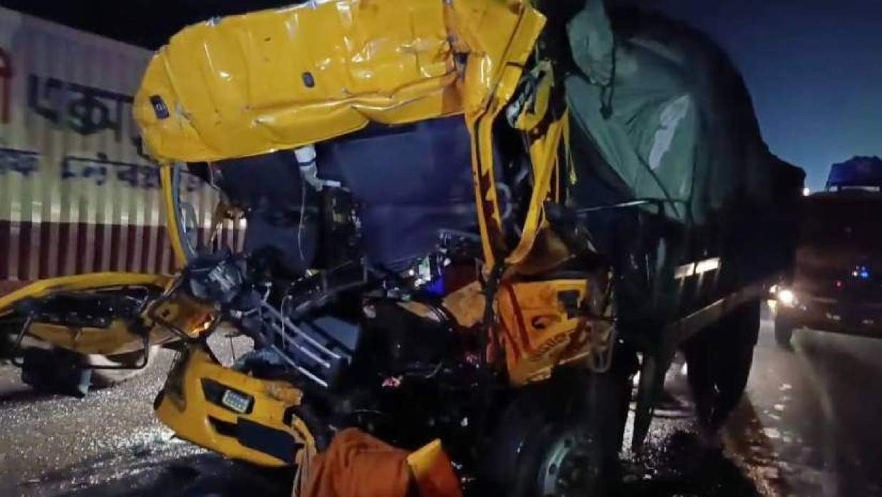 কাভার্ড ভ্যানের পেছনে ট্রাকের ধাক্কায় প্রাণ গেল চালকের