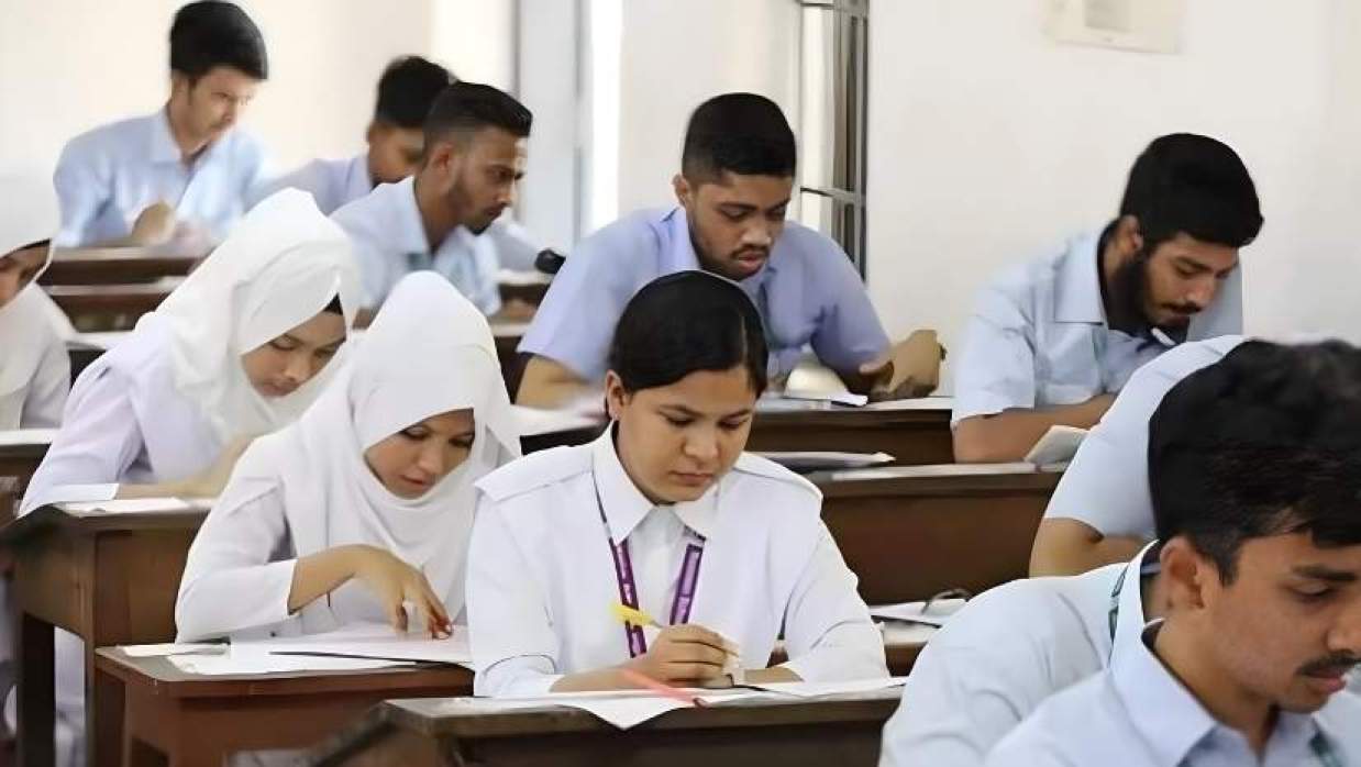 অভিন্ন প্রশ্নপত্রে ৭ জুন ‘শুরু’ এইচএসসি পরীক্ষা, বিজ্ঞপ্তি জারি নিয়ে যা জানা যাচ্ছে