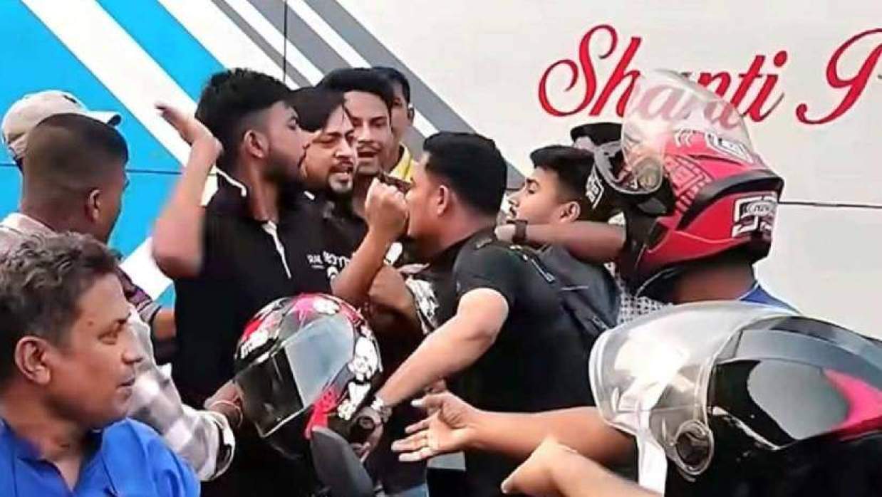 লাইন ভাঙার প্রতিবাদ করায় জাবি শিক্ষার্থীকে মারধর