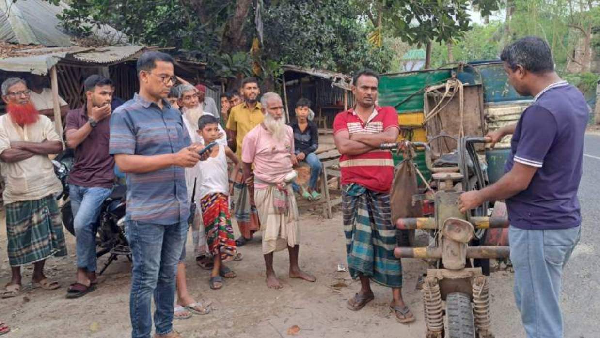 পাবনায় ২৪০০ লিটার জব্দ তেল খোলাবাজারে বিক্রি, ২ জনকে জরিমানা