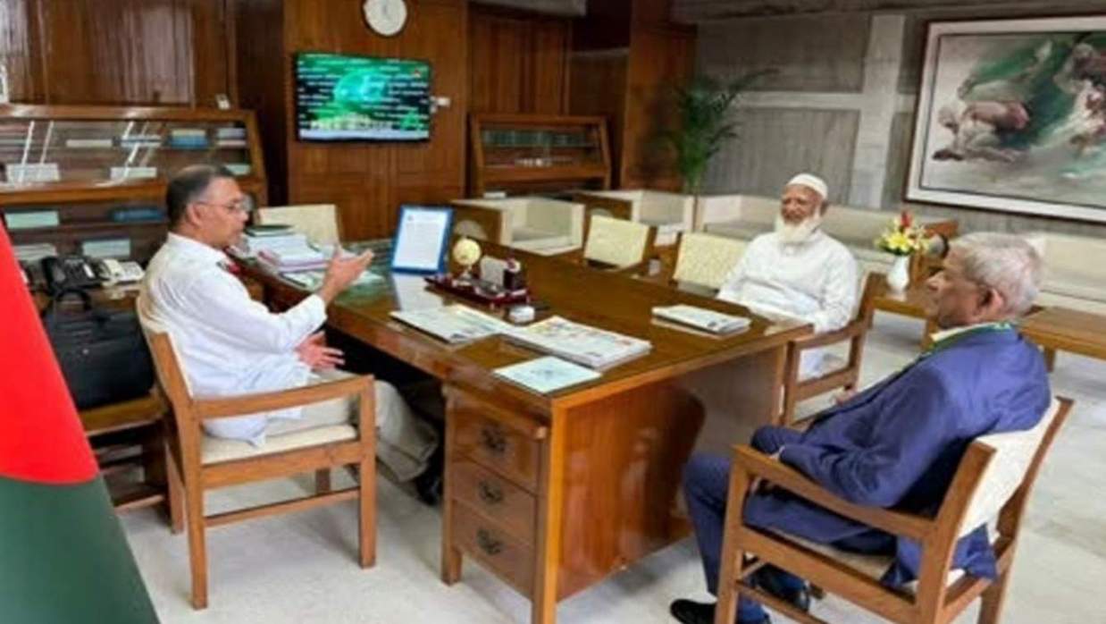 নিজ কক্ষে বিরোধী দলীয় নেতার সঙ্গে বৈঠকে প্রধানমন্ত্রী