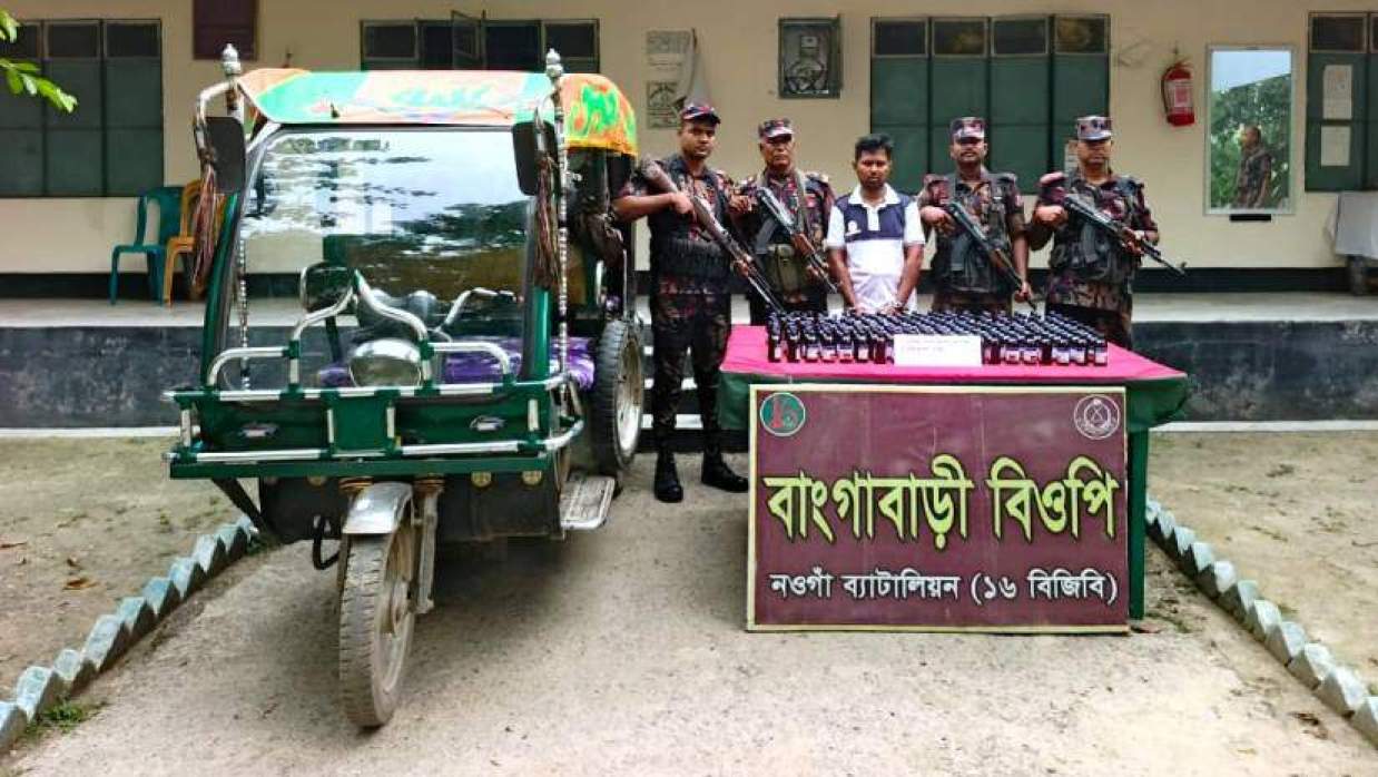 চাঁপাইনবাবগঞ্জে মাদকসহ চোরাকারবারি আটক