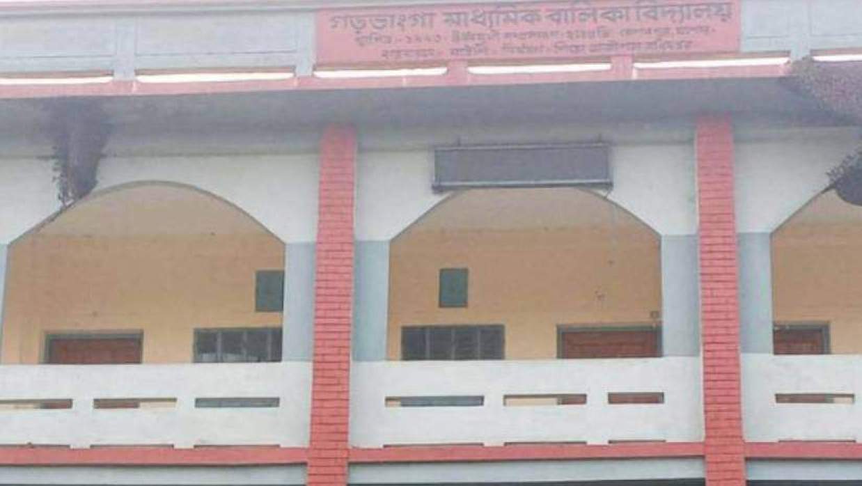 মৌচাকের মধু বিক্রির টাকায় শিক্ষার্থীদের ক্রীড়াসামগ্রী, প্রশংসিত বিদ্যালয় কর্তৃপক্ষ