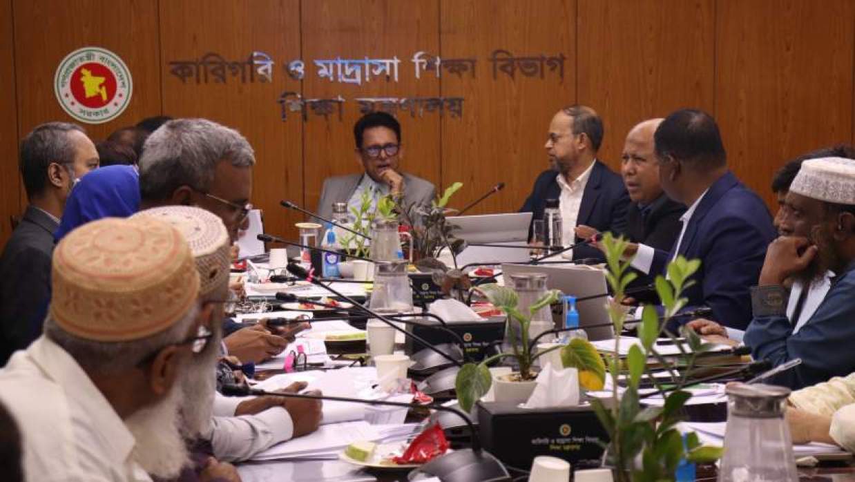 সভায় উপস্থিত শিক্ষামন্ত্রী ও বিভাগের কর্মকর্তারা